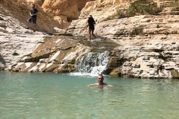 אנשים רוחצים בבריכת מים טבעית בטיול בסיני